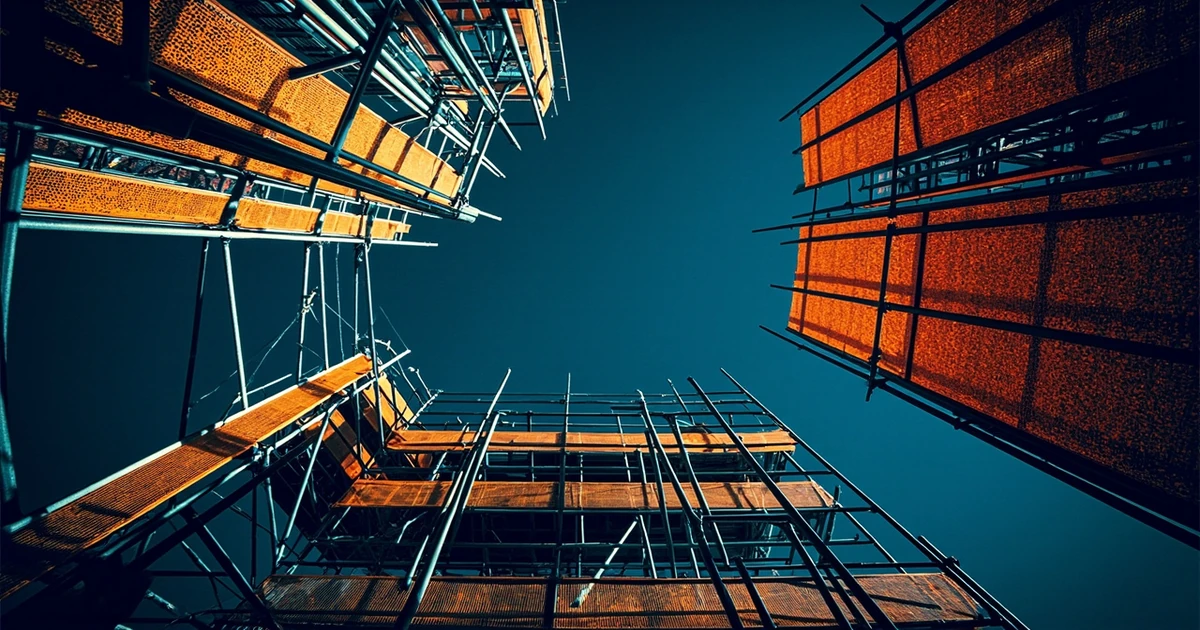 Prevención de Caídas en Altura en Construcción: andamios, redes y arneses en obra